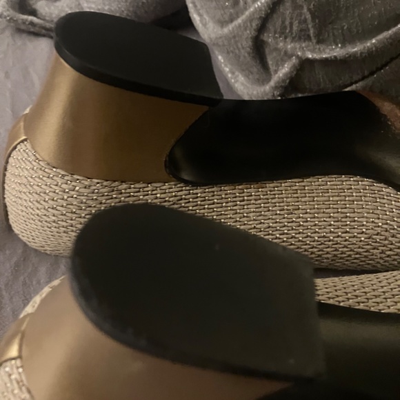 Stuart weitzman size 7 M linen/ gold woven - Picture 4 of 5